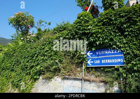 Straßenschild in Richtung Vernazza, den fünf Jahrhunderte alten Dörfern von Cinque Terre, an der zerklüfteten Nordwestküste der italienischen Riviera, Li Stockfoto