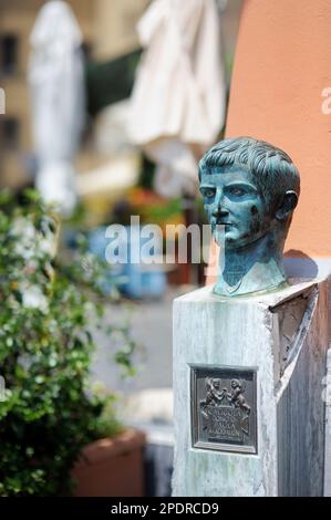 Der Bronzeherm mit Caligula, dem römischen Kaiser, in der Altstadt von Nemi in der Gegend der römischen Schlösser. Nemi, Latium, Italien. Stockfoto