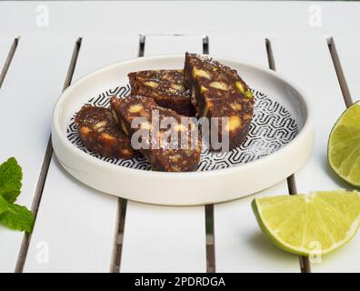 Schokoladenwürstchen, serviert auf einem weißen Holztisch, Nahaufnahme Stockfoto