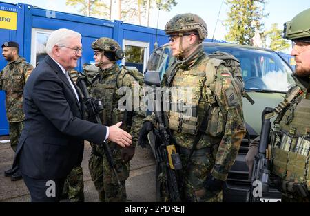 15. März 2023, Estland, Ämari: Deutscher Präsident Frank-Walter Steinmeier (Front l) trifft auf deutsche Soldaten, die auf dem estnischen Luftwaffenstützpunkt Ämari stationiert sind. Das Vereinigte Königreich und Deutschland überwachen gemeinsam den Luftraum der baltischen NATO-Mitglieder Estland, Lettland und Litauen im Rahmen der NATO Air Police Baltic Mission. Der deutsche Präsident Steinmeier ist auf einem zweitägigen Besuch in Estland. Foto: Bernd von Jutrczenka/dpa Stockfoto