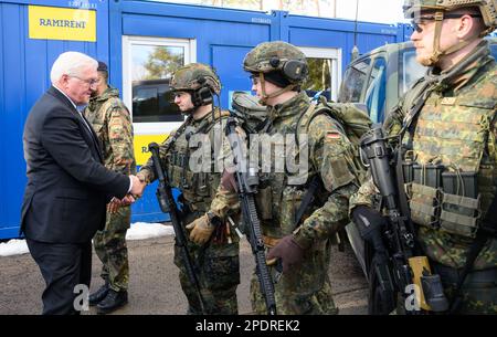 15. März 2023, Estland, Ämari: Deutscher Präsident Frank-Walter Steinmeier (l) trifft auf deutsche Soldaten, die auf dem estnischen Luftstützpunkt Ämari stationiert sind. Das Vereinigte Königreich und Deutschland überwachen gemeinsam den Luftraum der baltischen NATO-Mitglieder Estland, Lettland und Litauen im Rahmen der NATO Air Police Baltic Mission. Der deutsche Präsident Steinmeier ist auf einem zweitägigen Besuch in Estland. Foto: Bernd von Jutrczenka/dpa Stockfoto