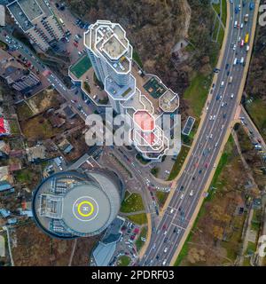 Stadt aus der Luft. Kiew. Ukraine. Wohnviertel. Hochhaus mit Hubschrauberlandeplatz. Stockfoto