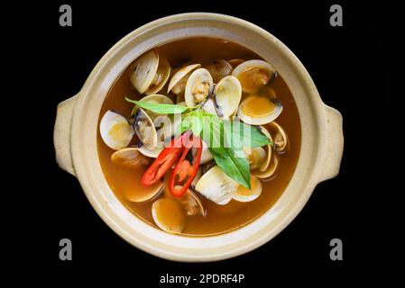 Gedämpfte Muscheln oder Muschelsuppe im vietnamesischen Stil, isoliert auf schwarzem Hintergrund, Blick von oben Stockfoto