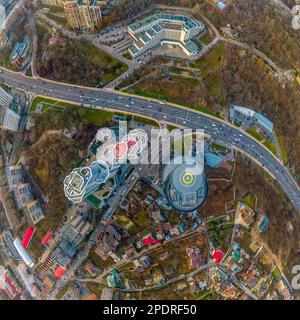 Stadt aus der Luft. Kiew. Ukraine. Wohnviertel. Hochhaus mit Hubschrauberlandeplatz. Stockfoto