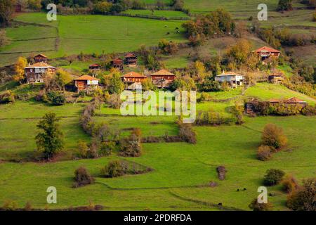 Kastamonu Provinz, Pınarbaşı Viertel, alte Häuser und Blick auf das Dorf Stockfoto