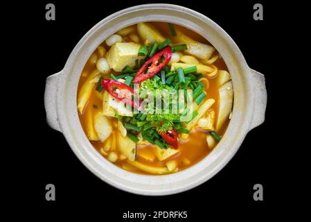 Vietnamesische vegetarische Suppe mit Tofu, Pilzen und Gemüse isoliert auf schwarzem Hintergrund, Draufsicht Stockfoto