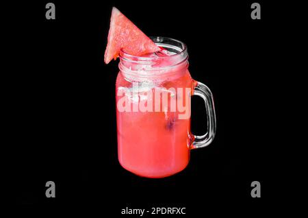 Glas frischen Wassermelonensaft mit Eis auf schwarzem Hintergrund Stockfoto