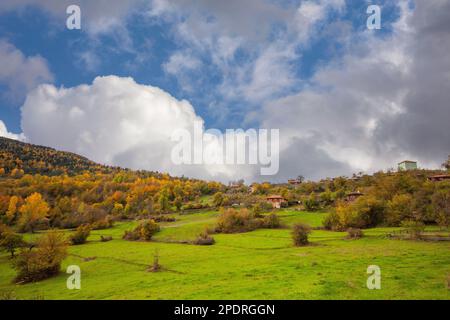 Kastamonu Provinz, Pınarbaşı Viertel, alte Häuser und Blick auf das Dorf Stockfoto