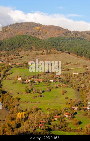 Kastamonu Provinz, Pınarbaşı Viertel, alte Häuser und Blick auf das Dorf Stockfoto