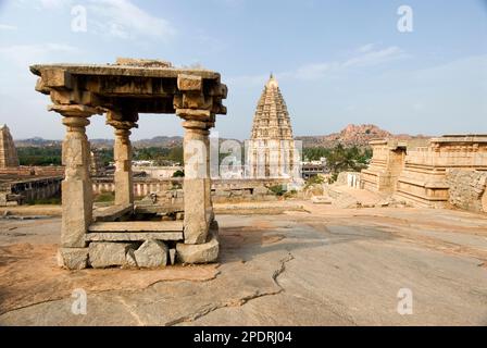 Gopuram des Virupaksha-Tempels von den Hemakuta Hills und Ruinen des Hampi-Bundesstaates Karnataka India Stockfoto