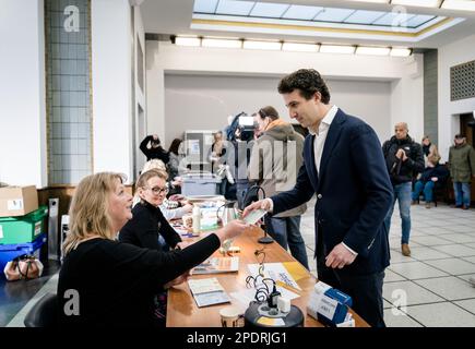 DER HAAG-GroenLinks-Führer Jesse Klaver gibt zusammen mit seiner Frau Jolein seine Stimme für die Provinzratswahlen ab. ANP BART MAAT niederlande out - belgien out Stockfoto