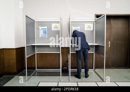 DER HAAG-GroenLinks-Führer Jesse Klaver gibt zusammen mit seiner Frau Jolein seine Stimme für die Provinzratswahlen ab. ANP BART MAAT niederlande out - belgien out Stockfoto
