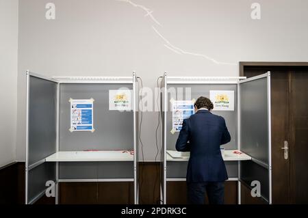 DER HAAG-GroenLinks-Führer Jesse Klaver gibt zusammen mit seiner Frau Jolein seine Stimme für die Provinzratswahlen ab. ANP BART MAAT niederlande out - belgien out Stockfoto