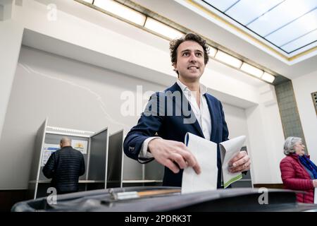 DER HAAG-GroenLinks-Führer Jesse Klaver gibt zusammen mit seiner Frau Jolein seine Stimme für die Provinzratswahlen ab. ANP BART MAAT niederlande out - belgien out Stockfoto