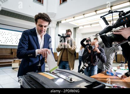 DER HAAG-GroenLinks-Führer Jesse Klaver gibt zusammen mit seiner Frau Jolein seine Stimme für die Provinzratswahlen ab. ANP BART MAAT niederlande out - belgien out Stockfoto