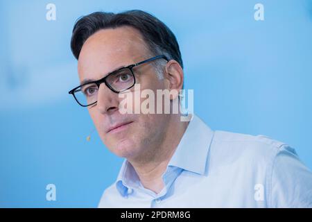 15. März 2023, Nordrhein-Westfalen, Essen: Marc Spieker, CFO der Energiegruppe Eon, spricht auf der jährlichen Pressekonferenz im Hauptsitz der Gruppe. Foto: Rolf Vennenbernd/dpa Stockfoto