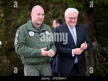 15. März 2023, Estland, Ämari: Deutscher Präsident Frank-Walter Steinmeier führt mit Oberstleutnant Christoph Hachmeister (l), Kontingentsführer des deutschen Operationskontingents, auf dem estnischen Luftwaffenstützpunkt Ämari zu einem Gespräch mit dort stationierten deutschen Soldaten. Das Vereinigte Königreich und Deutschland überwachen gemeinsam den Luftraum der baltischen NATO-Mitglieder Estland, Lettland und Litauen im Rahmen der NATO Air Police Baltic Mission. Präsident Steinmeier ist zu einem zweitägigen Besuch in Estland. Foto: Bernd von Jutrczenka/dpa Stockfoto