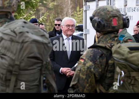 15. März 2023, Estland, Ämari: Deutscher Präsident Frank-Walter Steinmeier (M) trifft auf deutsche Soldaten, die auf dem Luftstützpunkt Ämari in Estland stationiert sind. Das Vereinigte Königreich und Deutschland überwachen gemeinsam den Luftraum der baltischen NATO-Mitglieder Estland, Lettland und Litauen im Rahmen der NATO Air Police Baltic Mission. Der deutsche Präsident Steinmeier ist auf einem zweitägigen Besuch in Estland. Foto: Bernd von Jutrczenka/dpa Stockfoto