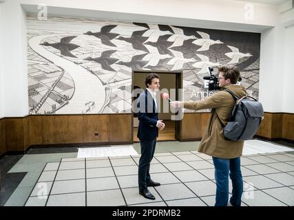 DER HAAG-GroenLinks-Führer Jesse Klaver gibt zusammen mit seiner Frau Jolein seine Stimme für die Provinzratswahlen ab. ANP BART MAAT niederlande out - belgien out Stockfoto