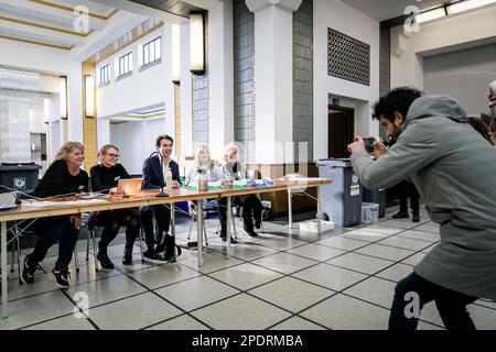 DER HAAG-GroenLinks-Führer Jesse Klaver gibt zusammen mit seiner Frau Jolein seine Stimme für die Provinzratswahlen ab. ANP BART MAAT niederlande out - belgien out Stockfoto