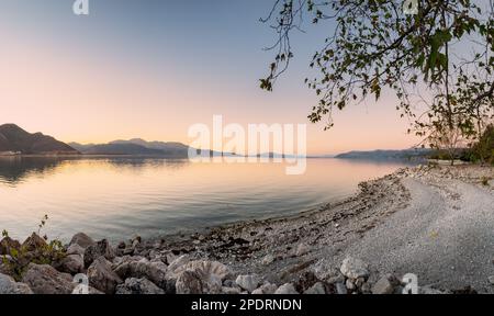 Panoramablick auf die Seeküste von Egirdir in der Region Isparta. Ruhige türkisfarbene und malerische Küste des Nationalparks in der Türkei Stockfoto
