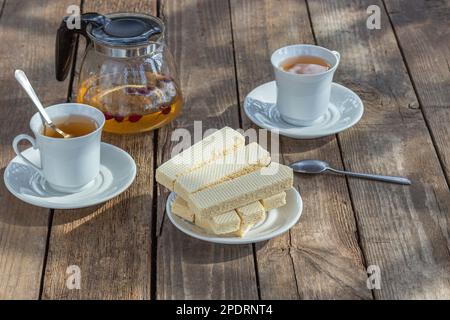 Teeparty mit süßen russischen Waffeln auf Holzhintergrund. Traditionelle Süßigkeiten und Dessert. Rustikal Stockfoto