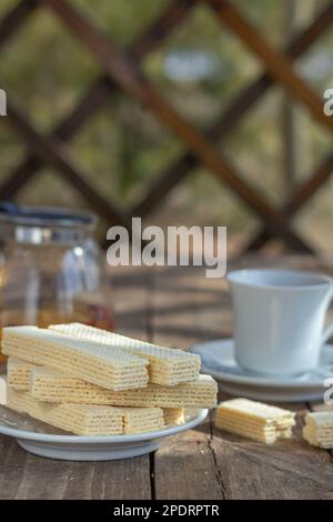 Teeparty mit süßen russischen Waffeln auf Holzhintergrund. Traditionelle Süßigkeiten und Dessert. Rustikal Stockfoto