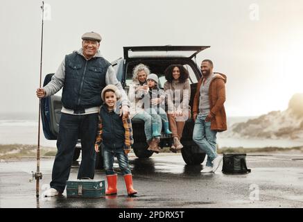 Glücklich, reisen Sie mit der Familie auf einem Angelausflug zusammen für ein Hobby, eine Aktivität oder eine Lektion im Freien. Großeltern, Eltern und Kinder im Urlaub Stockfoto