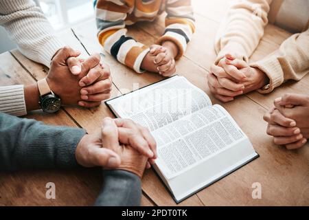 Bibel, Buch lesen oder Hände großer Familien beten um Unterstützung oder Hoffnung im christlichen Heim für gemeinsame Gottesdienste. Mutter, Vater oder Großeltern, die studieren Stockfoto