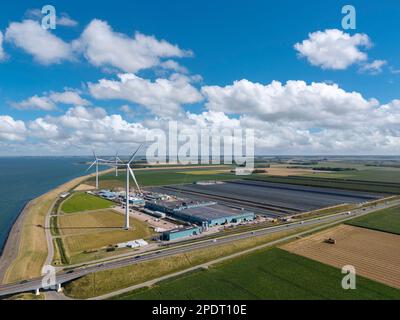 Luftaufnahme mit der Fischfarm Kingfish an der Zeeland Bridge, Coljinsplaat, Zeeland, Niederlande, Europa Stockfoto