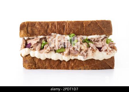 Thunfischsandwich mit Gemüse auf weißem Hintergrund isoliert Stockfoto