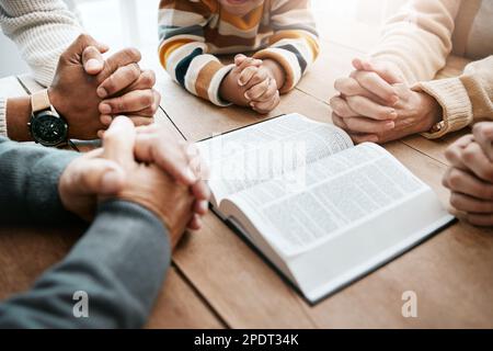 Bibel, Buch lesen oder Hände großer Familie im Gebet, Unterstützung oder Hoffnung im christlichen Heim zur gemeinsamen Verehrung. Mutter, Vater oder Großeltern, die studieren Stockfoto