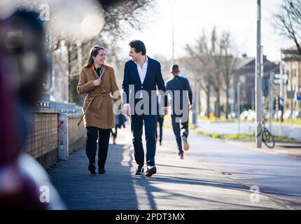 DER HAAG-GroenLinks-Führer Jesse Klaver gibt zusammen mit seiner Frau Jolein seine Stimme für die Provinzratswahlen ab. ANP BART MAAT niederlande out - belgien out Stockfoto