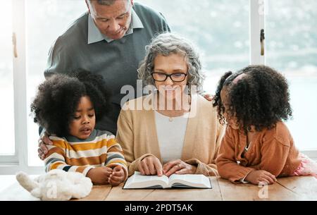 Bibel, Buch lesen oder Großeltern mit Kindern zum Lernen, zur Unterstützung oder zur Hoffnung in der Erziehung des Christentums. Wellness, Alter Mann oder Großmutter studieren Stockfoto