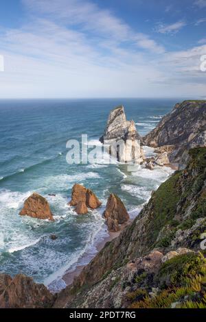 Die Wellen des Atlantischen Ozeans Rollen auf Felsen in Praia da Ursa in der Nähe von Cabo da Roca, Azoia, Sintra Cascais Naturpark, Lissabon Region, Portugal, Europa Stockfoto