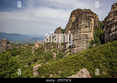 Erstaunliche und wunderschöne orthodoxe christliche Klöster, die auf riesigen Klippen in Meteora, Griechenland, gebaut wurden, wolkige, launische Tage farbenfrohe Reiseperspektive Stockfoto