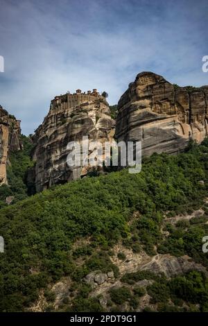 Erstaunliche und wunderschöne orthodoxe christliche Klöster, die auf riesigen Klippen in Meteora, Griechenland, gebaut wurden, wolkige, launische Tage farbenfrohe Reiseperspektive Stockfoto