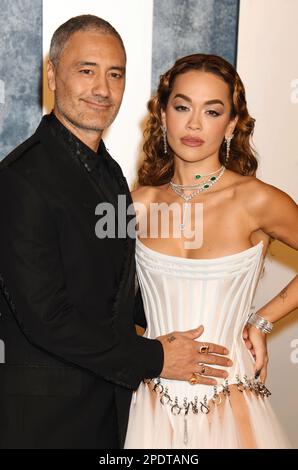 BEVERLY HILLS, KALIFORNIEN - MÄRZ 12: Rita Ora (R) und Taika Waititi nehmen an der Vanity Fair Oscar Party 2023 Teil, die von Radhika Jones in Wallis Annenbe veranstaltet wird Stockfoto