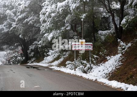 Puyloubier, Frankreich am 23. Februar 2023 fahren Sie im Winter in die bezaubernde Region Südfrankreich mit dem PUYLOUBIER-Schild bedeckt mit Schnee Stockfoto