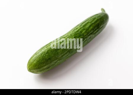 Snackgurke auf weißem Hintergrund Stockfoto