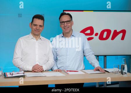 Von links nach rechts Leonhard BIRNBAUM, CEO des Management Chairman, Marc SPIEKER, Management Member, CFO, CFO, JahresPressekonferenz von E.ON SE in Essen am 15. März 2023. Stockfoto