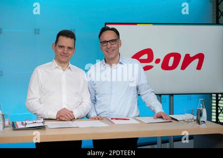 Von links nach rechts Leonhard BIRNBAUM, CEO des Management Chairman, Marc SPIEKER, Management Member, CFO, CFO, JahresPressekonferenz von E.ON SE in Essen am 15. März 2023. Stockfoto