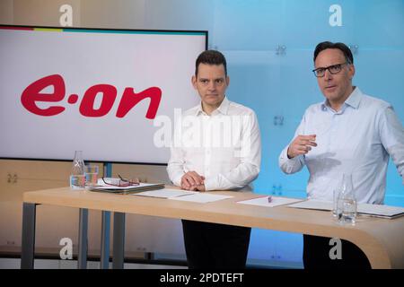 Von links nach rechts Leonhard BIRNBAUM, CEO des Management Chairman, Marc SPIEKER, Management Member, CFO, CFO, JahresPressekonferenz von E.ON SE in Essen am 15. März 2023. Stockfoto