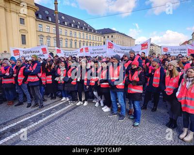 München, Bayern, Deutschland. 15. März 2023. Mitarbeiter der Sparkasse in Bayern streiken, während ihre Gewerkschaft, Ver.di, Arbeits- und Vergütungsgespräche führt. (Kreditbild: © Sachelle Babbar/ZUMA Press Wire) NUR REDAKTIONELLE VERWENDUNG! Nicht für den kommerziellen GEBRAUCH! Stockfoto