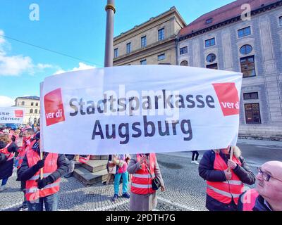 München, Bayern, Deutschland. 15. März 2023. Mitarbeiter der Sparkasse in Bayern streiken, während ihre Gewerkschaft, Ver.di, Arbeits- und Vergütungsgespräche führt. (Kreditbild: © Sachelle Babbar/ZUMA Press Wire) NUR REDAKTIONELLE VERWENDUNG! Nicht für den kommerziellen GEBRAUCH! Stockfoto