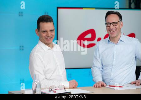 Von links nach rechts Leonhard BIRNBAUM, CEO des Management Chairman, Marc SPIEKER, Management Member, CFO, CFO, JahresPressekonferenz von E.ON SE in Essen am 15. März 2023. Stockfoto