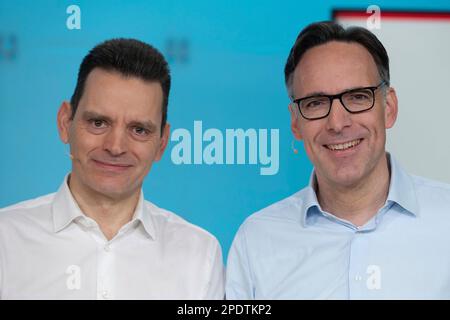 Von links nach rechts Leonhard BIRNBAUM, CEO des Management Chairman, Marc SPIEKER, Management Member, CFO, CFO, JahresPressekonferenz von E.ON SE in Essen am 15. März 2023. Stockfoto