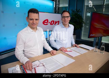 Von links nach rechts Leonhard BIRNBAUM, CEO des Management Chairman, Marc SPIEKER, Management Member, CFO, CFO, JahresPressekonferenz von E.ON SE in Essen am 15. März 2023. Stockfoto