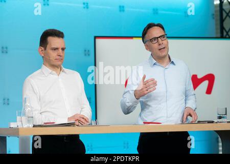 Von links nach rechts Leonhard BIRNBAUM, CEO des Management Chairman, Marc SPIEKER, Management Member, CFO, CFO, JahresPressekonferenz von E.ON SE in Essen am 15. März 2023. Stockfoto