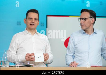 Von links nach rechts Leonhard BIRNBAUM, CEO des Management Chairman, Marc SPIEKER, Management Member, CFO, CFO, Vorstellung des GridX-Produkts für die Steuerung von Ladestationen, Bilanzpressekonferenz von E.ON SE in Essen am 15. März 2023. Stockfoto